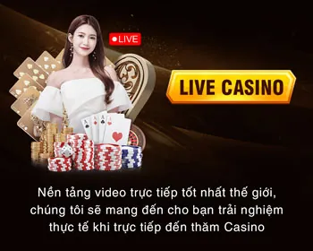 Sân bóng rổ với cầu thủ đang úp rổ